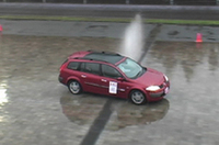 【低ミュー路におけるESCのON・OFFによる比較体験】 低ミュー路で突然の障害物を連続してよけるという試乗体験ムービー。障害物をよけられるだけでなく、よけた後の車両の挙動を修正する動作も違います。また、FF（ヴィッツ）とFR（フーガ）の動きの違いも注目してください。