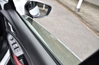 車外騒音の室内への透過を抑えるため、全モデルでより厚いフロントドアガラスが採用された。