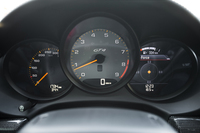 中央のタコメーターのレッドゾーンは7600rpmから。写真では見えないが、スピードメーターの表示は330km/hまで。
    