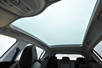 最上級グレードの「シエロ」にはパノラミックガラスルーフが標準で装備される。