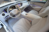 インテリアの様子。2本スポークのステアリングホイールやインストゥルメントパネルが織りなす水平ラインが、ぐるりと乗員を取り囲む。
    