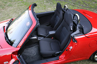 ファブリックのスポーツシートには、シートヒーターが標準で備わる。 
    