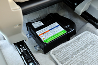 減速エネルギー回生機構「エネチャージ」用のリチウムイオンバッテリー。助手席の下に搭載されている。
    