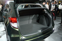 ラゲッジルームの床面の高さは仕様によって異なり、ガソリン車に対してハイブリッドのFF車で35mm、同4WD車で80mm高くなっている。
    