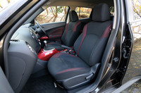 赤内装の場合、シートにも赤いアクセントが施される。