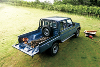 4ドアバンより最大積載重量が100kg大きいピックアップトラック。耐荷重を重視して、リアサスペンションのリーフの枚数を4ドアバンより増やしている。