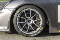 ホイールはノーマルの「ケイマンGT4」と同じ5穴タイプ。ミシュランのスリックタイヤが装着されている。