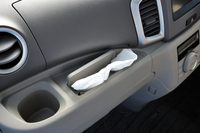 グローブボックス内にボックスティッシュホルダーが用意されており、上面からティッシュを取り出せるようになっている。
    