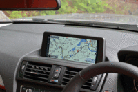 ダッシュボード中央に備わる液晶モニターは、8.8インチのワイド型。カーナビのほか、車両設定や各種エンターテインメント機能の調整などに使用する。（写真をクリックすると、画面の表示バリエーションが確認できます）
    