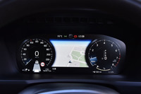 
	メーターは、12.3インチの液晶ディスプレイになっている。中央には、カーナビゲーションを含むさまざまな情報が表示される。
	