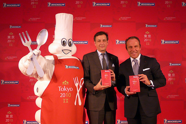 ミシュランガイド総責任者のジャン＝リュック・ナレ（中央）氏は、「日本でも、ミシュランガイドに選ばれたいという料理人やお店が多くなった」と言う。右は日本ミシュランタイヤのベルナール・デルマス社長。
