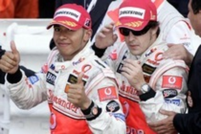 チャンピオン対ルーキーの対決。優勝したフェルナンド・アロンソ（右）、4戦連続2位（+3位1回）のルイス・ハミルトン、マクラーレンの2人が席巻したモナコGPだった。（写真＝Mercedes Benz）
