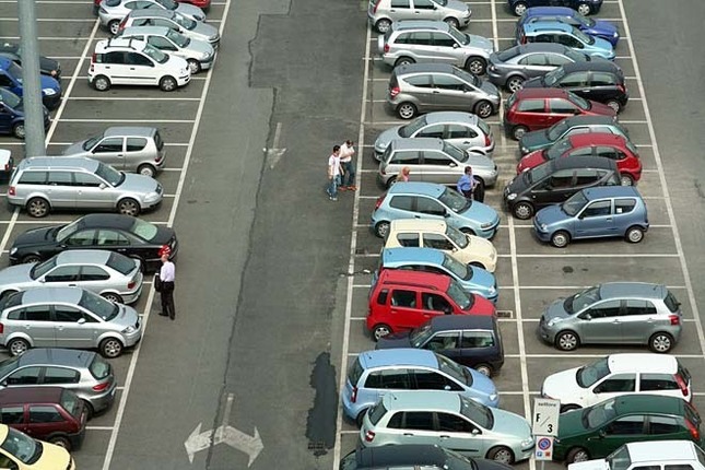 トリノのスーパー駐車場にて。シルバーの多いことよ。