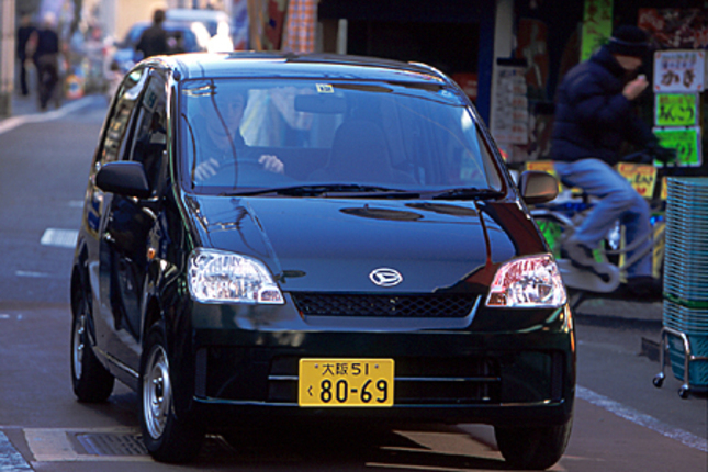 【スペック】全長×全幅×全高＝3395×1475×1500mm/ホイールベース＝2390mm/車両重量＝700kg/駆動方式＝FF/0.66リッター直3DOHC12バルブ（60ps/7600rpm、6.6kgm/4000rpm）/車両本体価格＝92.0万円（テスト車＝同じ）