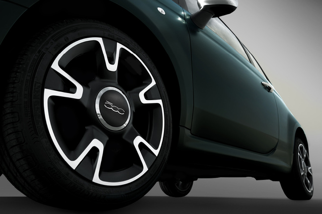 フィアット500／500C」に5段MT仕様のプレミアムな限定車が登場
