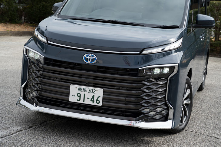 顔全体がグリルとなったかのような「ヴォクシー」のフロントマスク。かつては「ノア」はカローラ店、ヴォクシーはネッツ店で販売されていたが、新型では、いずれもすべての販売店で購入が可能となっている。（写真：向後一宏）