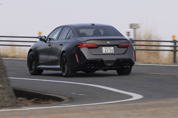 総電力量22.1kWhもの駆動用リチウムイオンバッテリーを搭載し、WLTCモードのEV走行換算距離は70km。ただしハイブリッド燃料消費率は9.6km/リッター（WLTCモード）とだいぶ悲観的な数字だ。