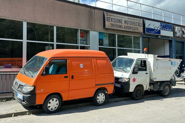 「ピアッジオ・ポーター」のルートバン仕様とゴミ収集車仕様。2023年8月シエナで。