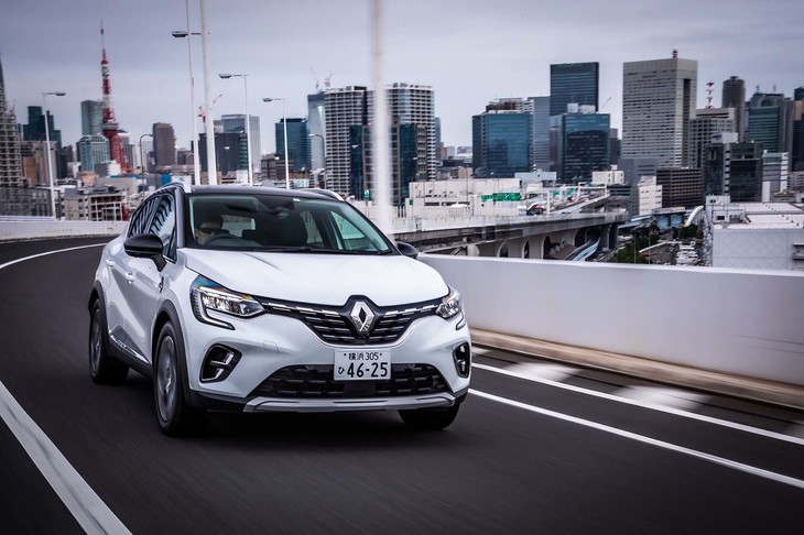 欧州のさまざまな道路環境で鍛えられた「キャプチャーE-TECHハイブリッド」。道を選ばぬ快適性と運転の楽しさが追求されている。