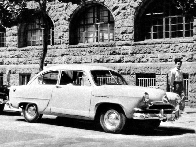 日本における戦後のノックダウン生産の先駆けとなったのは、東日本重工業（後の三菱重工）の「ヘンリーJ」である。米カイザー・フレイザーとの提携によって1950年に生産が開始されたが、販売は芳しくなく、1954年に販売終了となった。