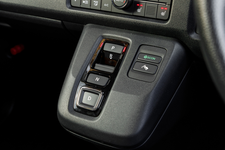 シフトセレクターはプッシュボタン式。「D」と「R」の切り替え時には電子音で知らせてくれる。