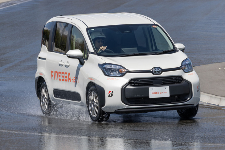 ブリヂストンの新スタンダードタイヤブランド「FINESSA（フィネッサ）」。今回はウエット路面で「フィネッサHB01」の試走を行い、その特徴を確かめた。