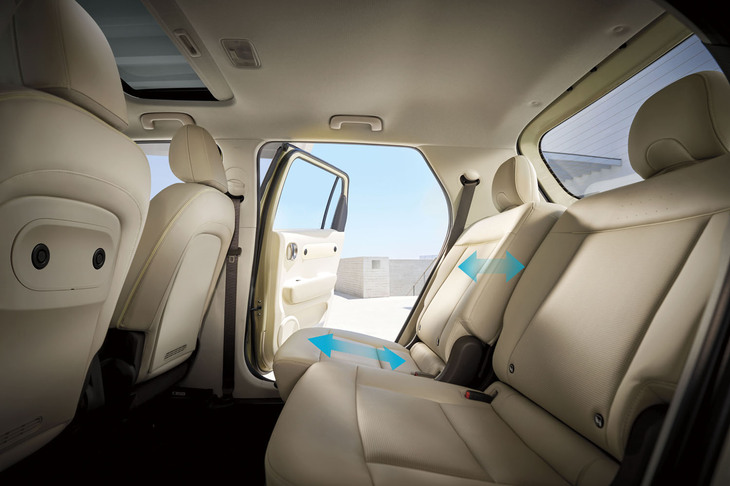 後席はロングホイールベースとフラットフロア構造により、余裕のある足元スペースを確保。コンパクトな外観からは想像もつかない広々とした空間を実現したとうたわれる。後席は2人乗車となる。