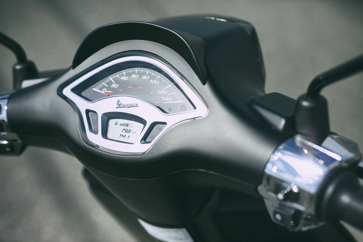 メーターパネルが黒地なのは、ベースモデルの「スプリント150」も同じ。液晶のインフォメーションディスプレイも備わる。