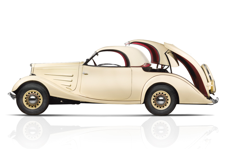 世界で初めてリトラクタブルハードトップを採用したのはプジョーとされている。写真は1934年に登場した「301エクリプス」。