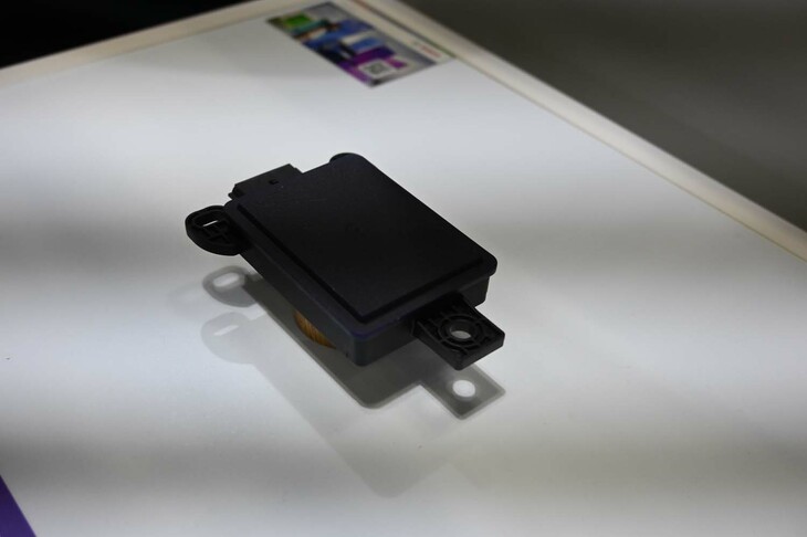 ボッシュは複数のe-Axleと、第7世代のレーダー（写真）などを展示。このレーダーは自社開発のSoC（システム・オン・チップ）との組み合わせで、最大250m先のものまで検知可能となっている。