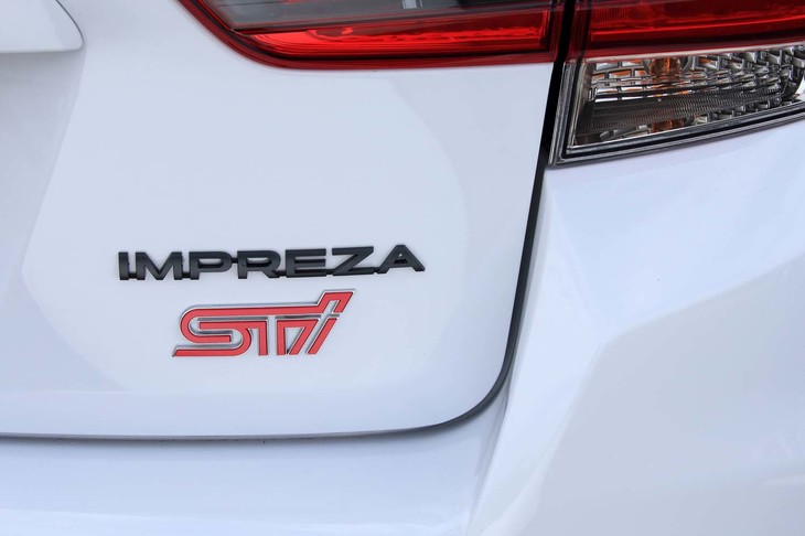 リアに備わった「STI」バッジ。その上にレイアウトされた「IMPREZA」バッジはラスターブラック仕上げに変更されている。