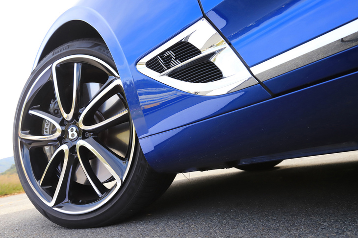 フロントフェンダー下部に備わるエアアウトレットは「B」の文字がモチーフ。今回のテスト車は前275/35ZR22、後ろ315/30ZR22の「ピレリPゼロ」タイヤを装着していた。