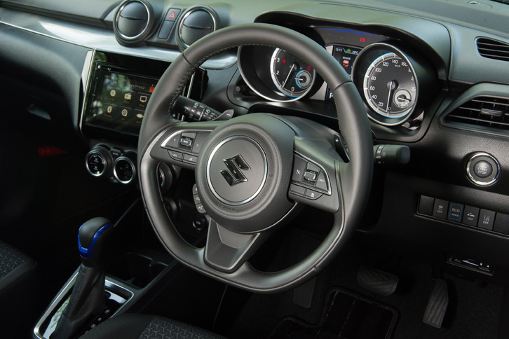 「ハイブリッドSL」に装備される本革巻きのステアリングホイール。シフトパドルが標準で備わる。