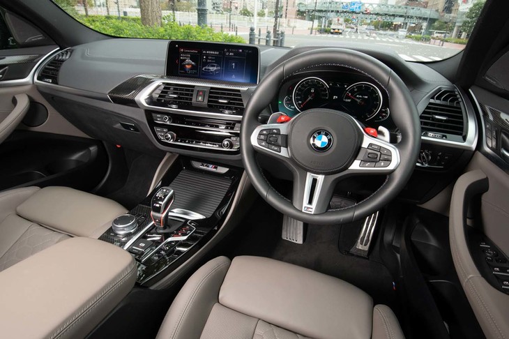 ダッシュボードにはアルミとカーボンの装飾が加えられる。赤のスタートボタンはMモデル専用だ。