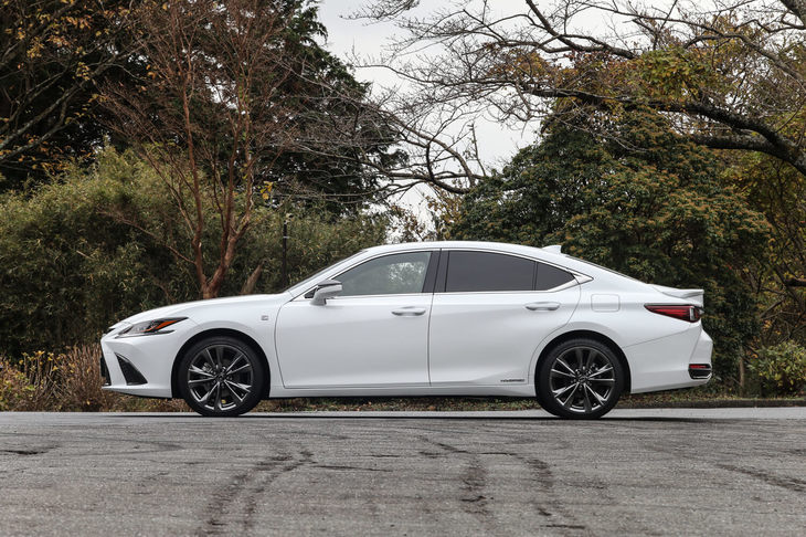 これまでどちらかといえばエレガントなセダンといったイメージを持っていた「ES」だが、7代目はトップモデル「LS」似のエクステリアデザインを採用している。開発デザイナーはこれを「魅惑・刺激」と「スマートなスポーティーさ」を融合させた新たな挑戦だと説明している。