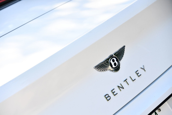 【ベントレー・コンチネンタルGT V8コンバーチブル】
	ボディーサイズ：全長×全幅×全高＝4880×1965×1400mm／ホイールベース：2850mm／車重：2370kg／駆動方式：4WD／エンジン：4リッターV8 DOHC 32バルブ ツインターボ／トランスミッション：8段AT／最高出力：550PS（405kW）/5750-6000rpm／最大トルク：770N・m（78.5kgf・m）/2000-4500rpm／タイヤ：（前）275/35ZR22 104Y／（後）315/30ZR22 107Y（ピレリPゼロ）／燃費：12.5リッター/100km（約8.0km/リッター、WLTCモード）／価格：3078万円／テスト車：3297万1380円
	
	【取材時の燃費データ】
	テスト距離：434.2km（市街地2：高速道路6：山岳路2）／使用燃料：53.6リッター（ハイオクガソリン）／参考燃費：8.0km/リッター（満タン法）／6.0km/リッター（車載燃費計計測値）