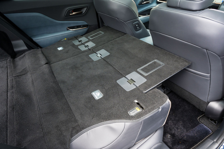 「奥行き2mの荷室」を実現する、格納式の「ラゲッジルーム拡張ボード」。前後の背もたれのスキ間も埋まり、利便性が高まる。