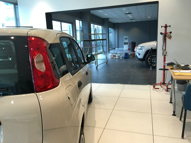 ショールームの半分を区切ってプレミアムブランドのブース（写真奥）を作る、工事の様子。