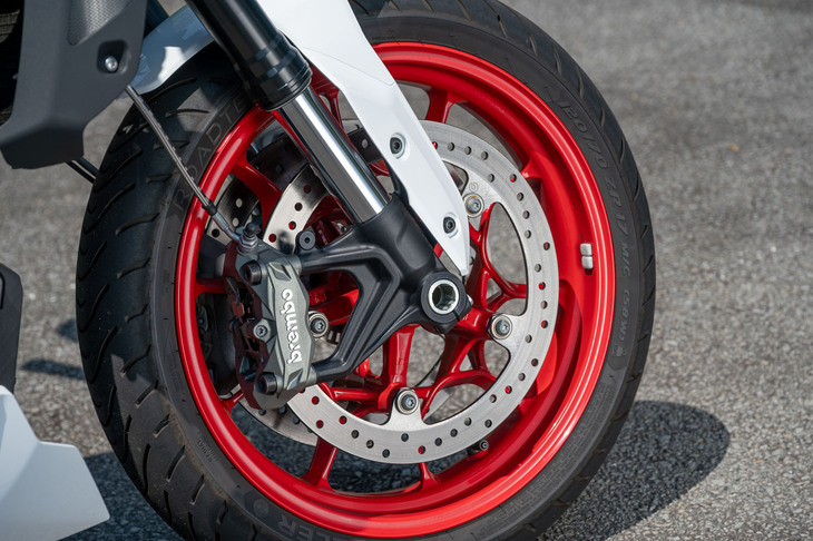 ブレーキは前後ともにブレンボ製で、前がφ320mmのダブルディスクと4ピストンキャリパー、後ろがφ260mmのシングルディスクと2ピストンキャリパーの組み合わせだ。