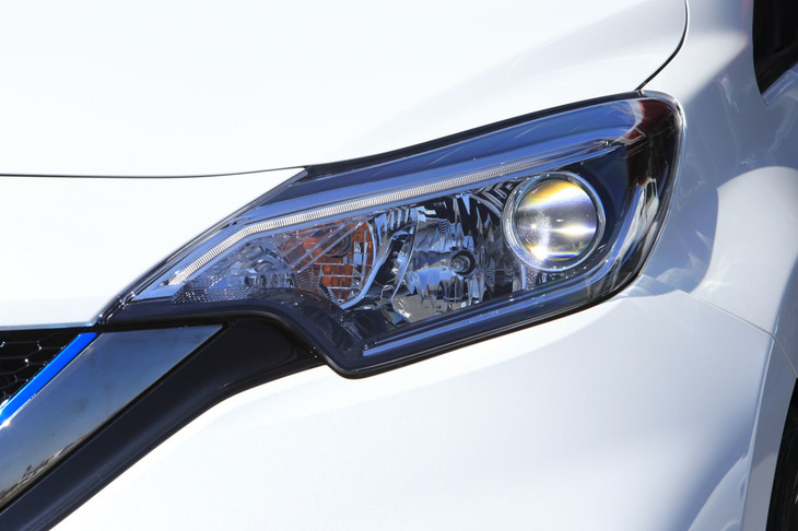 
	「e-POWER NISMO」ではメーカーオプションだったLEDヘッドランプが、「e-POWER NISMO S」では標準装備になった。
	