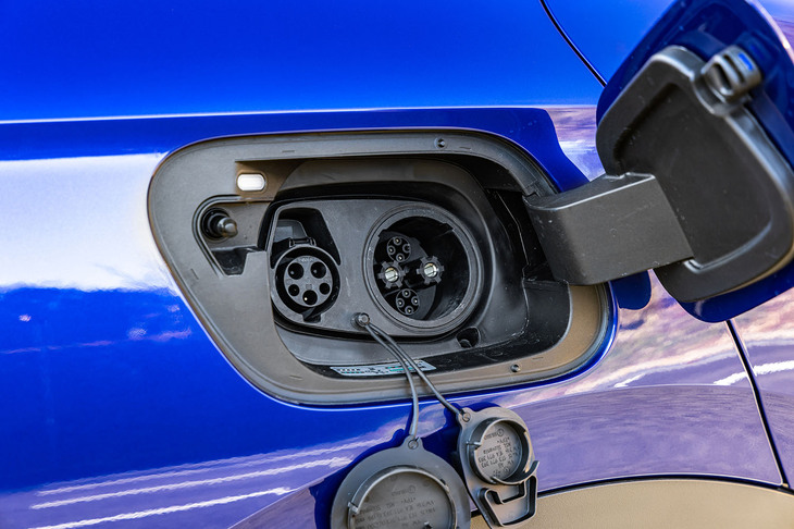 右リアフェンダーに普通充電口とCHAdeMO方式の急速充電口を配置。容量77kWhの駆動用バッテリーを搭載する「ID.4プロ」の一充電走行距離は、618km（WLTCモード）と発表される。