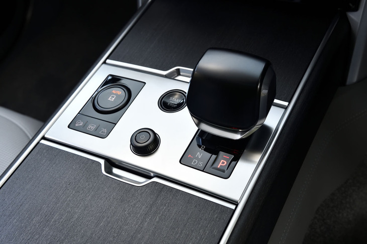 エンジンのスタート／ストップスイッチやレザー仕立てのシフトセレクター、走行モードが選択できる「テレインレスポンス2」の操作スイッチなどが配置されたセンターコンソールパネル。今回の試乗車は2023年モデルで、2024年モデルからはシフトセレクターとスタート／ストップスイッチのみが配置される、よりシンプルなパネルデザインに変更される。