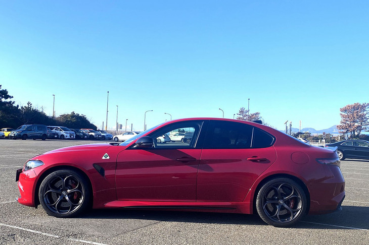 「ジュリア クアドリフォリオ」のボディーサイズは全長×全幅×全高＝4635×1865×1435mm。アルファ・ロメオとしては約30年ぶりのFRセダンだったのに、デビュー時は真横から見るとほぼ「BMW 3シリーズ」と揶揄（やゆ）された。