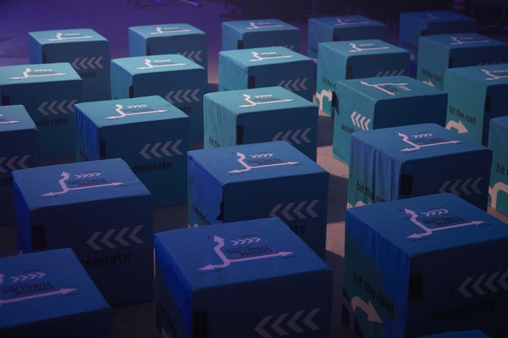 最新型「ポルシェ・マカン」の発表会場の様子。