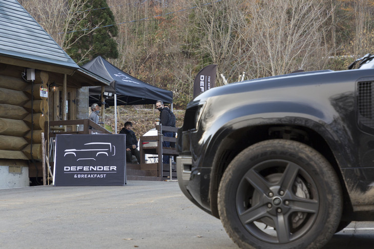 「ディフェンダー＆ブレックファスト／オフロードエクスペリエンス」の会場となった岩手・八幡平のクルマアソビベンチャーフィールド安比。東京ドーム3個分もの広大な敷地のなかに、オフロードコースやキャンプサイト、トレーラーサウナなどの施設を有している。