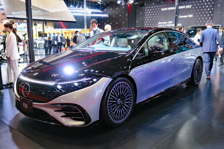 2023年のジャパンモビリティショーより、メルセデス・ベンツのブースに飾られた「EQS」。webCGほったとしては、クルマそのものの印象はよかったのだが……。