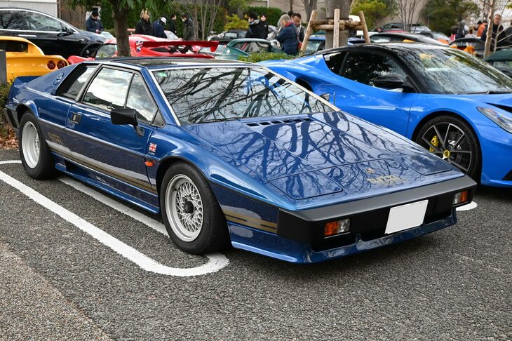 1975年のパリサロンで発表された「ロータス・エスプリ」。FRP製のウエッジシェイプボディーは、かのジウジアーロが手がけたものだった。鈴木さんの愛車は1980年に追加されたターボモデルとなる。