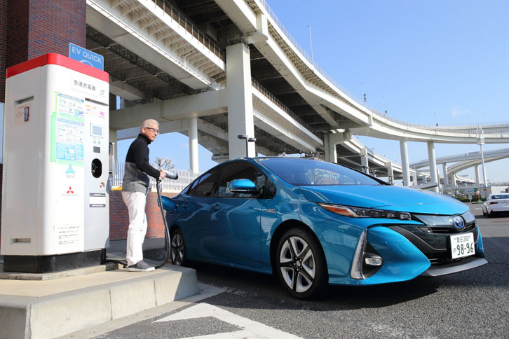 高速道路のパーキングエリアで充電を試みる。急速充電を使った場合、20分で約80％の充電が可能となる。