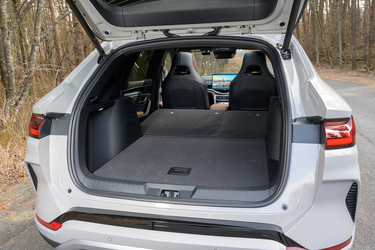 荷室の容量は425～1440リッター。後席の跡地がフラットなところなどには、ライバル車を研究し尽くし、ここが劣っているとは言わせないという姿勢が感じられる。