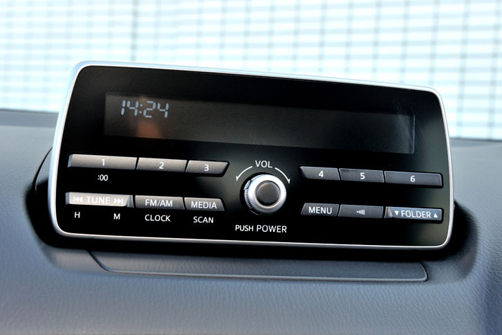 「セグメント液晶オーディオディスプレイ」のアップ。コネクティビティーシステム「マツダ コネクト」が省かれるので、コントローラーの「コマンダーコントロール」も用意されない。